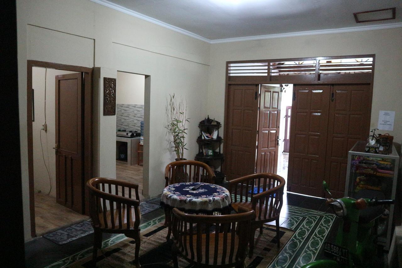 Kembar Guesthouse Yogyakarta Exterior photo