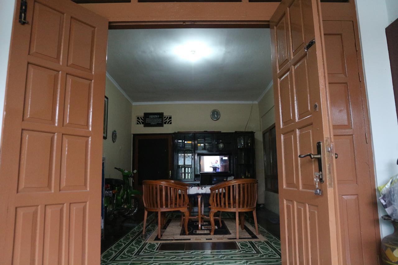 Kembar Guesthouse Yogyakarta Exterior photo