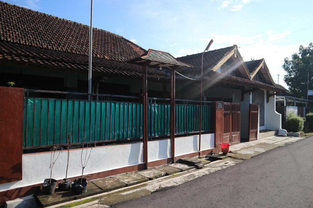 Kembar Guesthouse Yogyakarta Exterior photo